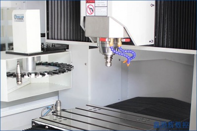 帶刀庫的數(shù)控精雕機(jī)有啥優(yōu)勢(shì)